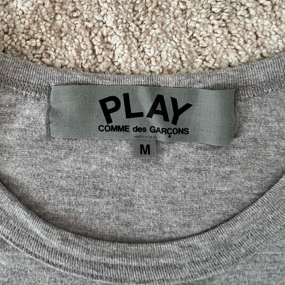 COMME DES GARÇONS CDG PLAY BASIC COLOURED T-SHIRT RED EMBLEM (GREY) - Picture 3 of 4